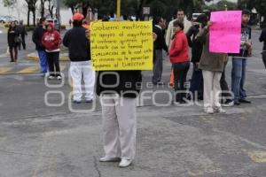 MANIFESTACIÓN DE PADRES DE FAMILIA POR REMOCIÓN DE DIRECTOR