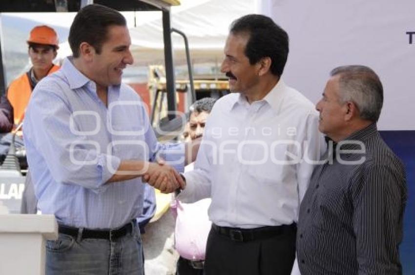 COLOCAN PRIMERA PIEDRA DE PREPARATORIA BUAP EN TEPEACA