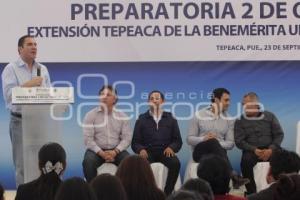 COLOCAN PRIMERA PIEDRA DE PREPARATORIA BUAP EN TEPEACA