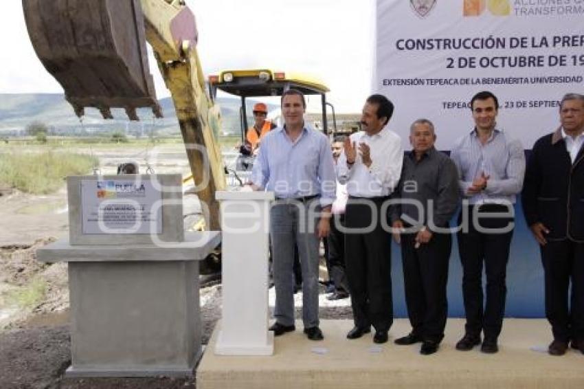COLOCAN PRIMERA PIEDRA DE PREPARATORIA BUAP EN TEPEACA