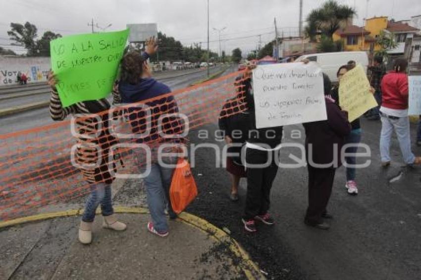 PADRES DE FAMILIA CIERRAN 16 ORIENTE
