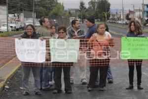 PADRES DE FAMILIA CIERRAN 16 ORIENTE