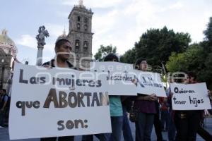 MUJERES SE MANIFIESTAN A FAVOR DEL ABORTO