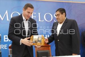 ENTREGAN RECONOCIMIENTO A SENADOR MIGUEL BARBOSA