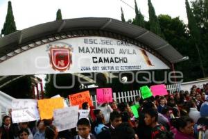 MANIFESTACIÓN PADRES DE FAMILIA SECUNDARIA