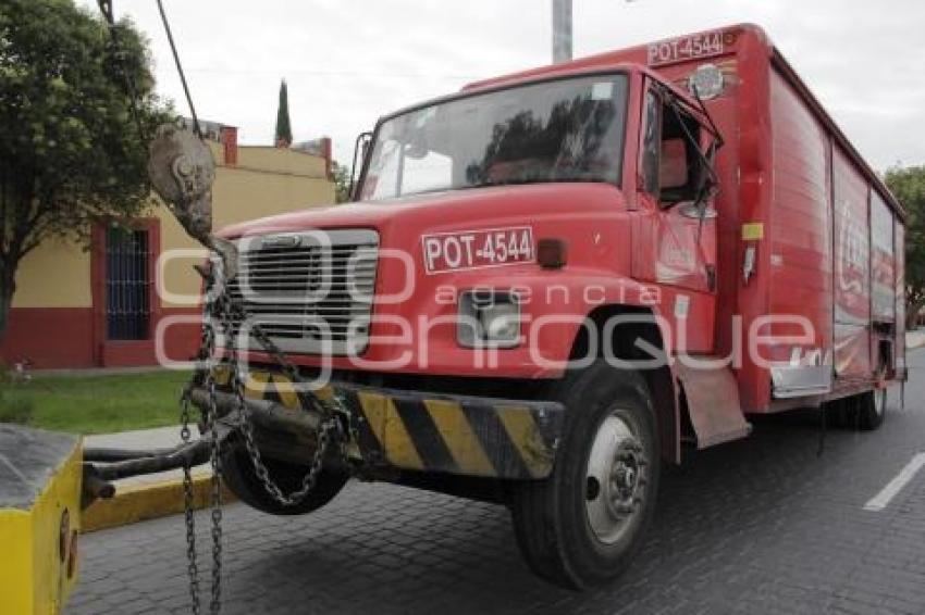 CHOCA CAMIÓN COCA COLA Y TRANSPORTE PÚBLICO