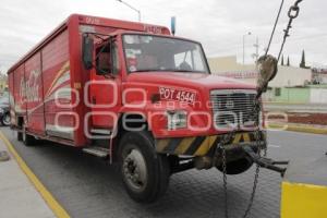 CHOCA CAMIÓN COCA COLA Y TRANSPORTE PÚBLICO