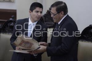 ENTREGA VISITANTE DISTINGUIDO A EMBAJADORES