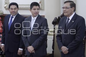 ENTREGA VISITANTE DISTINGUIDO A EMBAJADORES