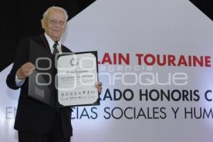 ALAIN TOURAINE RECIBE DOCTORADO HONORIS CAUSA  IBERO PUEBLA