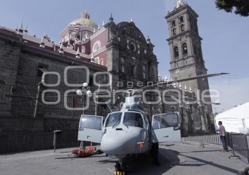 HELICÓPTERO DE LA MARINA ES EXPUESTO EN EL ZÓCALO