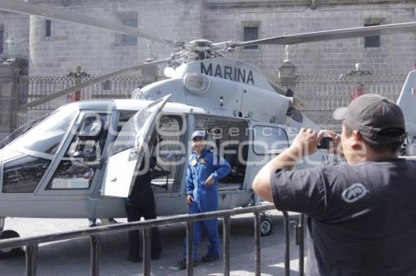 HELICÓPTERO DE LA MARINA ES EXPUESTO EN EL ZÓCALO