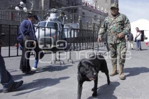 HELICÓPTERO DE LA MARINA ES EXPUESTO EN EL ZÓCALO