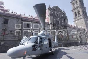 HELICÓPTERO DE LA MARINA ES EXPUESTO EN EL ZÓCALO