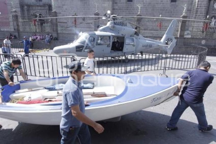 HELICÓPTERO DE LA MARINA ES EXPUESTO EN EL ZÓCALO