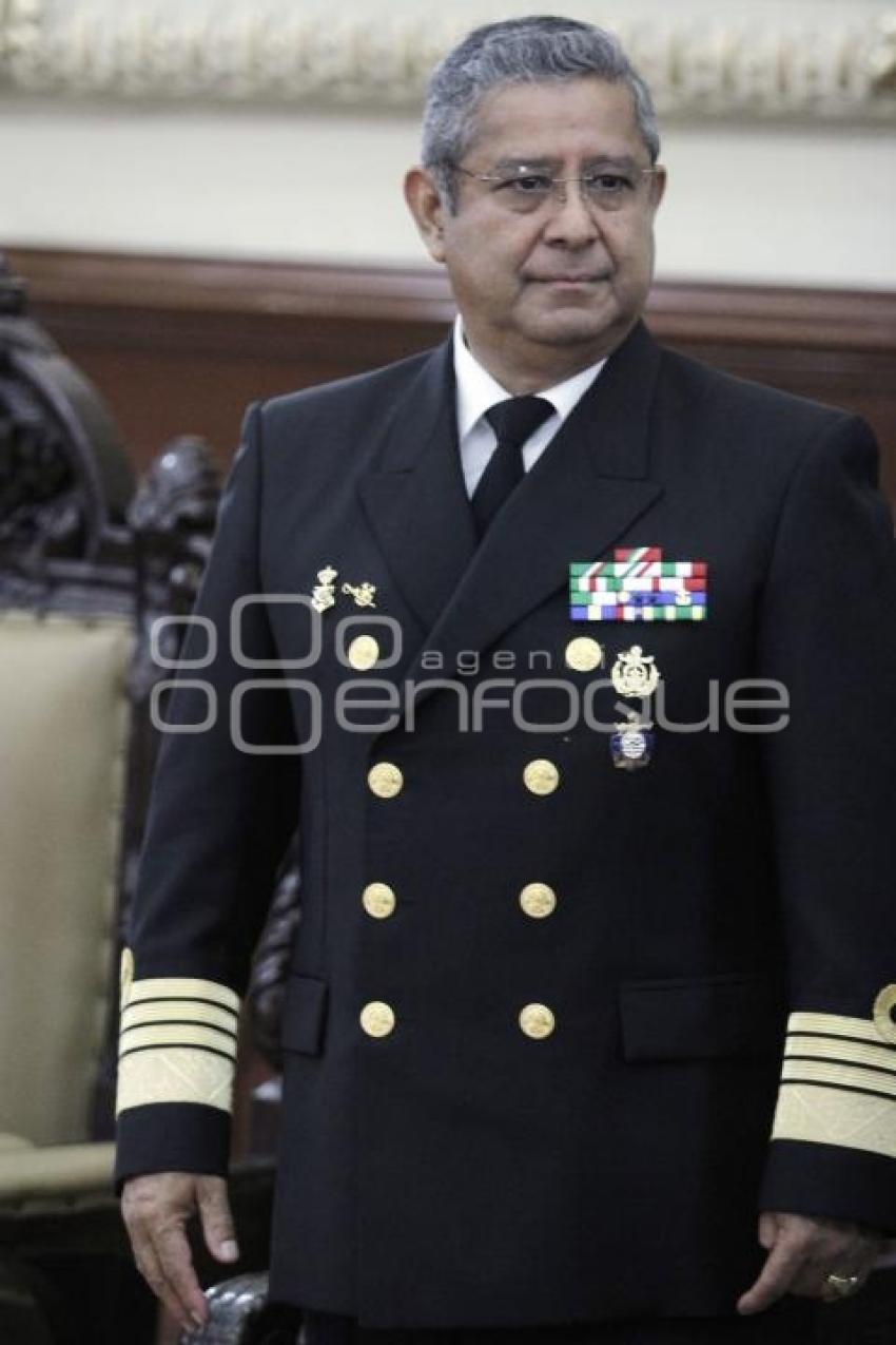 ENTREGAN VISITANTE DISTINGUIDO A SUBSECRETARIO DE MARINA
