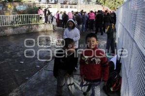 MANIFESTACIÓN EN ESCUELA POR IRREGULARIDADES MESA DIRECTIVA