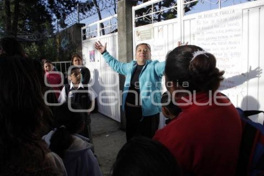 MANIFESTACIÓN EN ESCUELA POR IRREGULARIDADES MESA DIRECTIVA