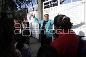 MANIFESTACIÓN EN ESCUELA POR IRREGULARIDADES MESA DIRECTIVA