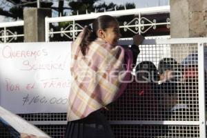 MANIFESTACIÓN EN ESCUELA POR IRREGULARIDADES MESA DIRECTIVA