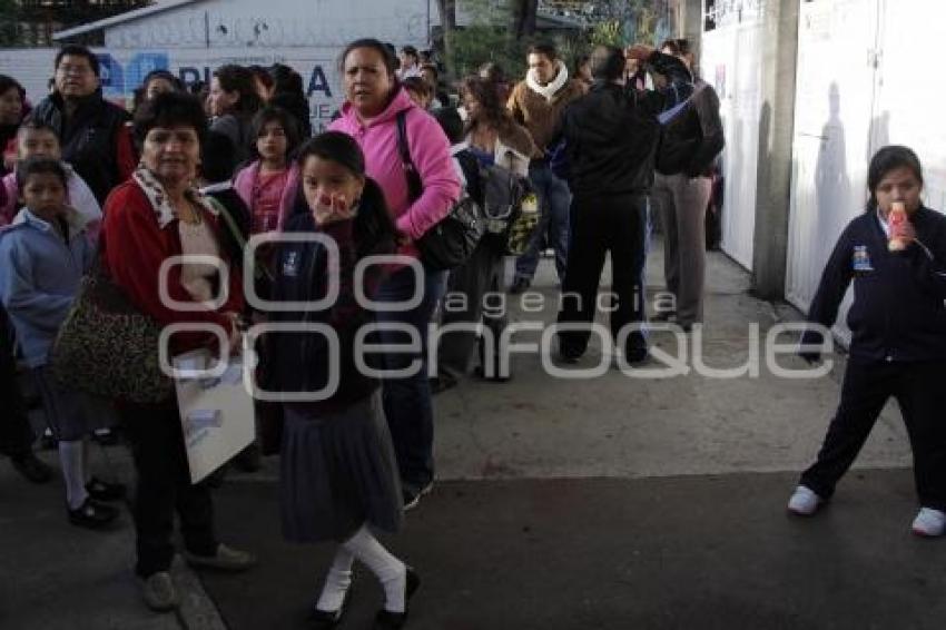 MANIFESTACIÓN EN ESCUELA POR IRREGULARIDADES MESA DIRECTIVA