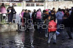 MANIFESTACIÓN EN ESCUELA POR IRREGULARIDADES MESA DIRECTIVA