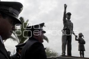 MONUMENTO AL POLICÍA QUE QUEREMOS