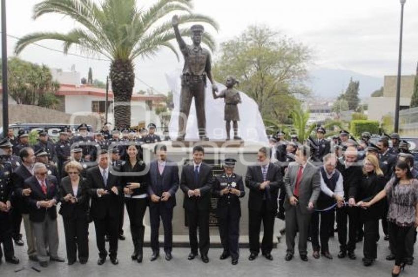 MONUMENTO AL POLICÍA QUE QUEREMOS