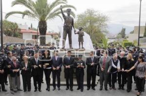 MONUMENTO AL POLICÍA QUE QUEREMOS