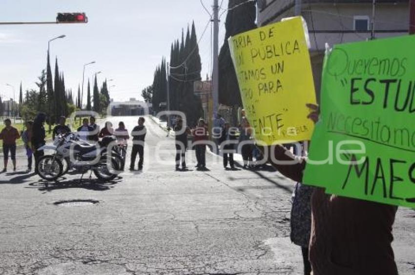 CIERRAN CALLES POR FALTA DE MAESTROS
