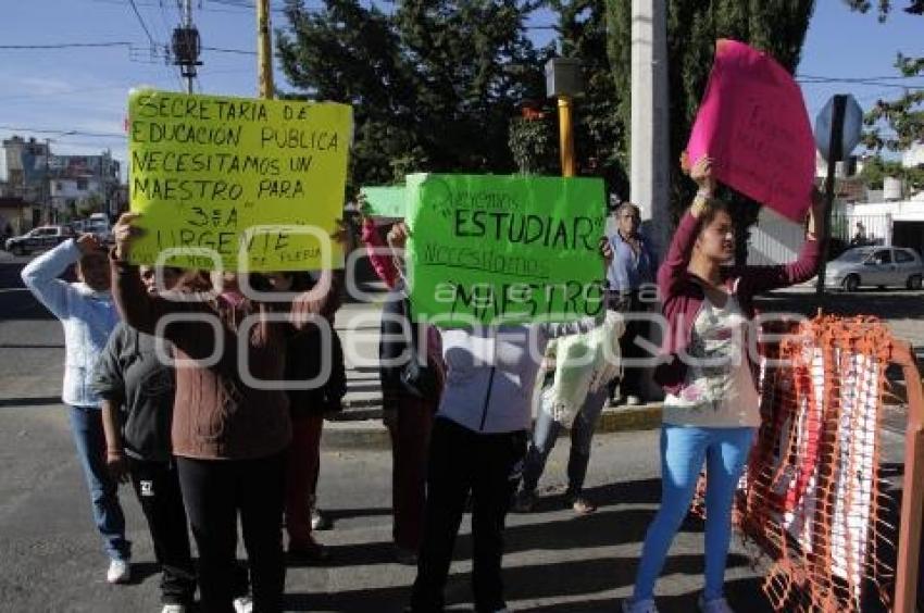 CIERRAN CALLES POR FALTA DE MAESTROS
