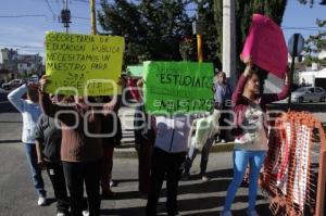 CIERRAN CALLES POR FALTA DE MAESTROS