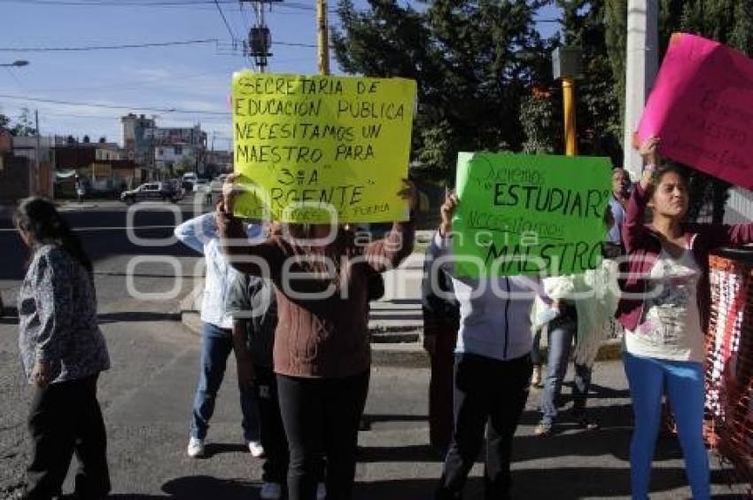 CIERRAN CALLES POR FALTA DE MAESTROS