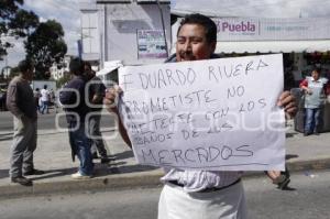 CIERRAN CALLE LOCATARIOS POR EXPROPIACIÓN DE BAÑOS