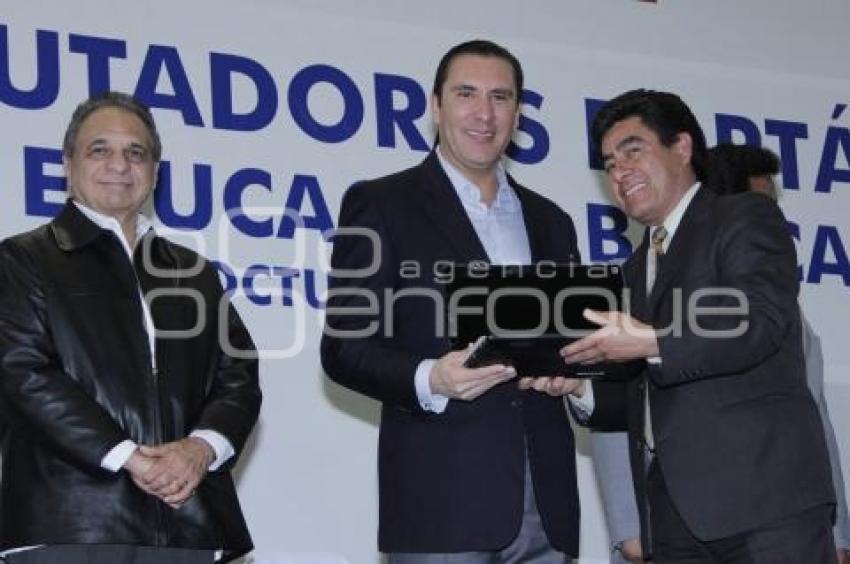 ENTREGA GOBERNADOR COMPUTADORAS A MAESTROS