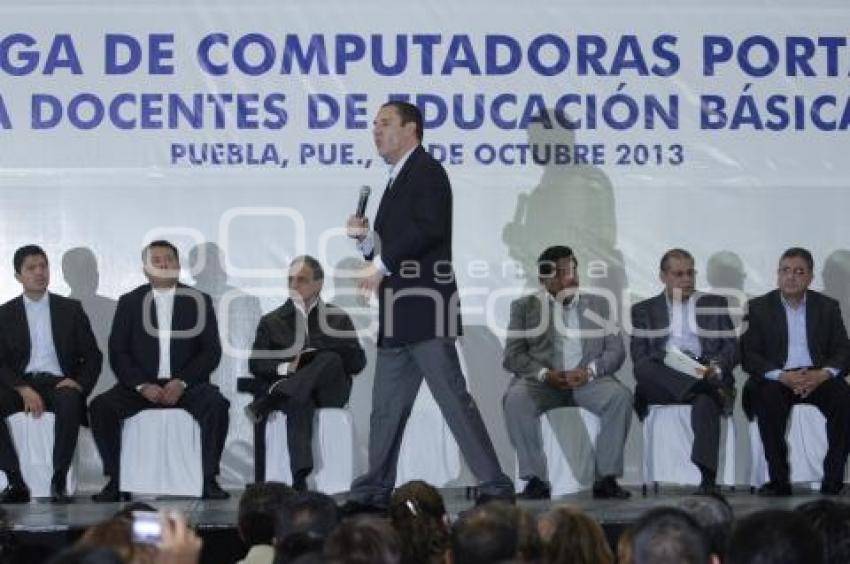 ENTREGA GOBERNADOR COMPUTADORAS A MAESTROS