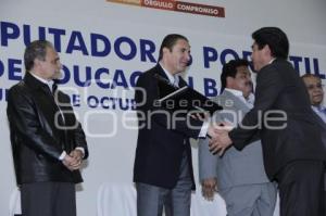 ENTREGA GOBERNADOR COMPUTADORAS A MAESTROS