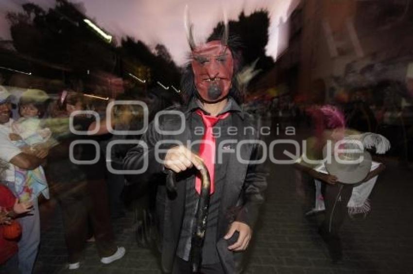 LA MUERTE ES UN SUEÑO . DESFILE