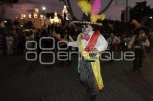 LA MUERTE ES UN SUEÑO . DESFILE