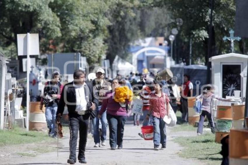 POBLANOS VISITAN PANTEONES