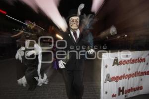 LA MUERTE ES UN SUEÑO . DESFILE