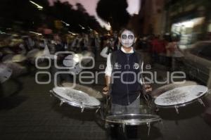 LA MUERTE ES UN SUEÑO . DESFILE