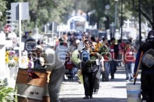 POBLANOS VISITAN PANTEONES