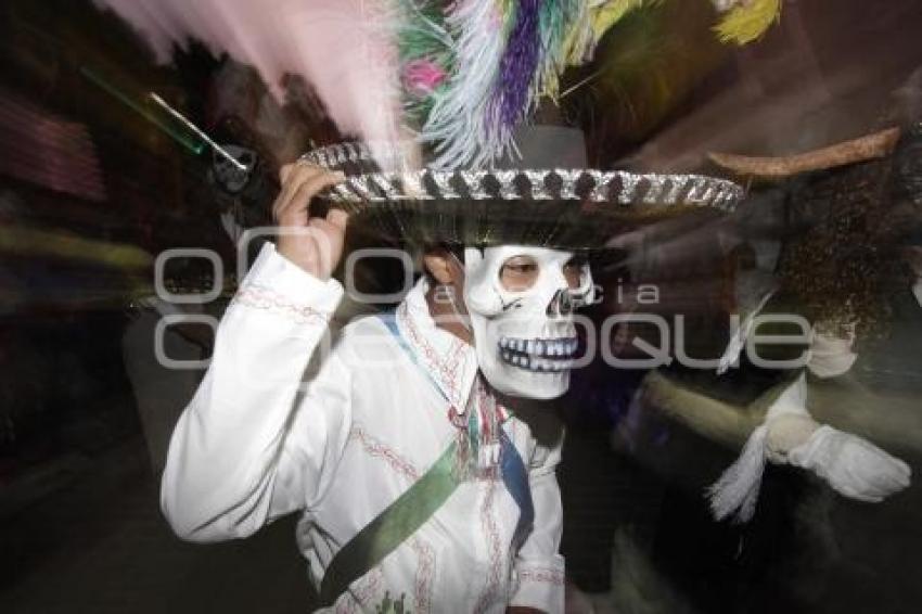 LA MUERTE ES UN SUEÑO . DESFILE