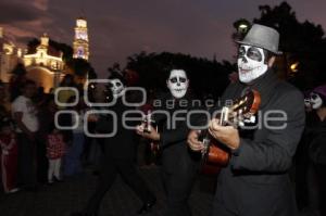 LA MUERTE ES UN SUEÑO . DESFILE