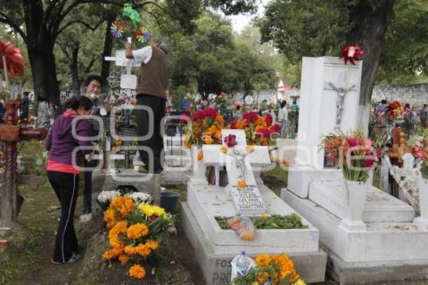 DÍA DE MUERTOS . PANTEÓN
