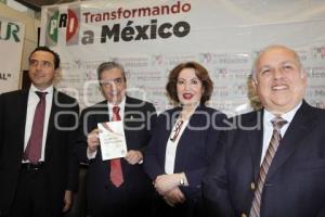 HUMBERTO ROQUE VILLANUEVA PRESENTA LIBRO