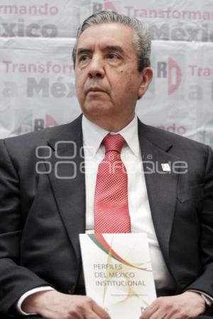 HUMBERTO ROQUE VILLANUEVA PRESENTA LIBRO