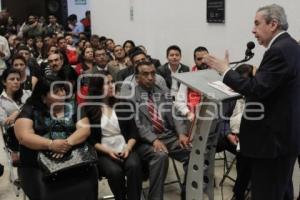 HUMBERTO ROQUE VILLANUEVA PRESENTA LIBRO