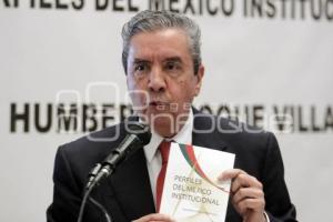 HUMBERTO ROQUE VILLANUEVA PRESENTA LIBRO